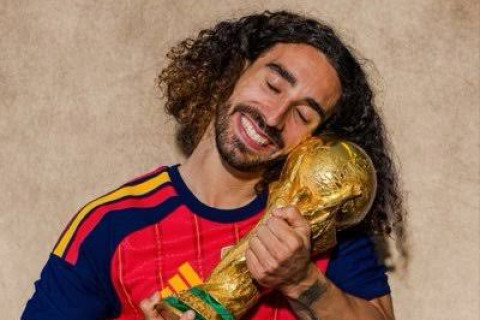 Un ritual que se repite: Cucurella vuelve a gritar "¡Viva España!" en presencia de la familia real